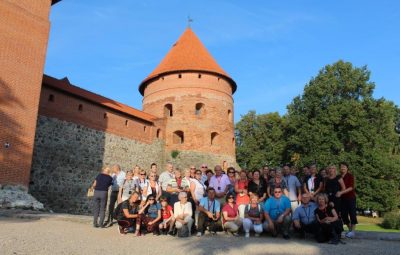 Zdjęcie przedstawia wycieczkę na Litwę