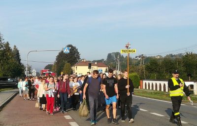 Zdjęcie przedstawia pielgrzymkę pieszą do Dębowca.