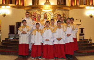 Zdjęcie przedstawia nowych ministrantów.