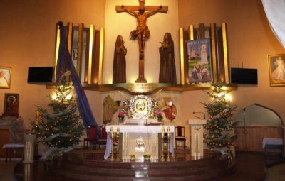 Zdjęcie przedstawia nowy ołtarz, ambonę oraz chrzcielnice.