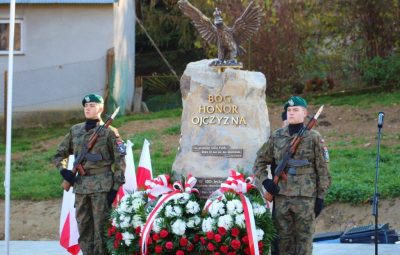 Zdjęcie przedstawia obrzędy odsłonięcie obelisku na 100-lecie niepodległości Polski