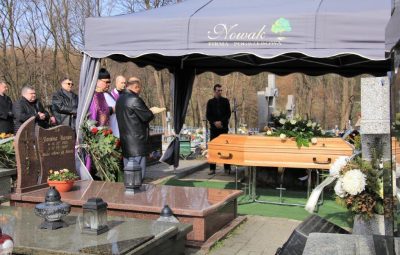 Zdjęcie przedstawia pogrzeb ks. Romana Kopacza.