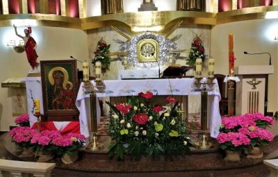 Zdjęcie przedstawia obrzędy 3 Maja.