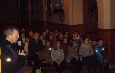 Zdjęcie przedstawia rekolekcję szkolne.