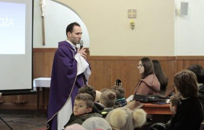 Zdjęcie przedstawia rekolekcję wielkopostne.