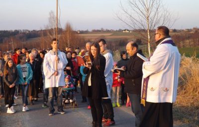 Zdjęcie przedstawia drogę krzyżową w plenerze.