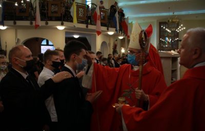 Zdjęcie przedstawia bierzmowanie.