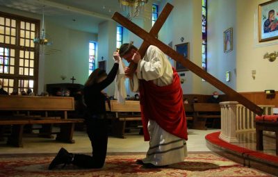 Zdjęcie przedstawia drogę krzyżową.