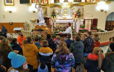 Zdjęcie przedstawia nawiedzenie figury św. Michała Archanioła.