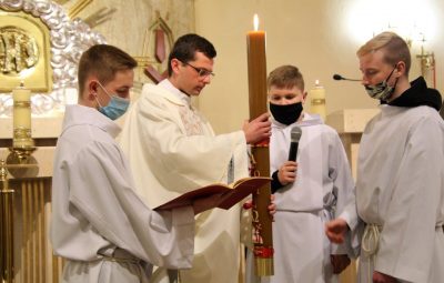 Zdjęcie przedstawia obrzędy Wielkiej Soboty.