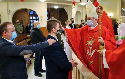 Zdjęcie przedstawia bierzmowanie.