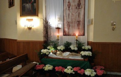 Zdjęcie przedstawia obrzędy wielkiego piątku.