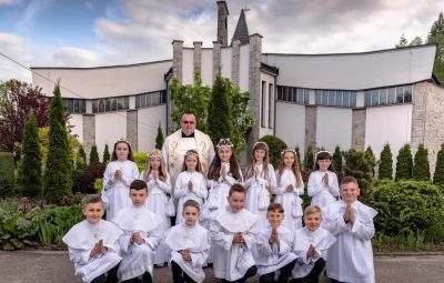 Zdjęcie przedstawia I komunie świętą.