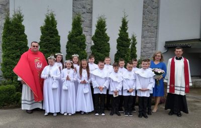 Zdjęcie przedstawia rocznicę I komunii świętej.