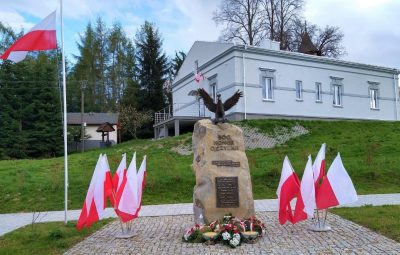 Zdjęcie przedstawia obrzędy 3 Maja.