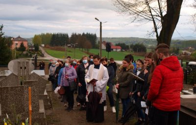 Zdjęcie przedstawia drogę światła.