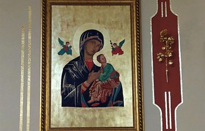 Zdjęcie przedstawia złotą różę dla Matki Bożej.