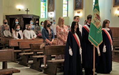 Zdjęcie przedstawia koniec roku szkolnego.