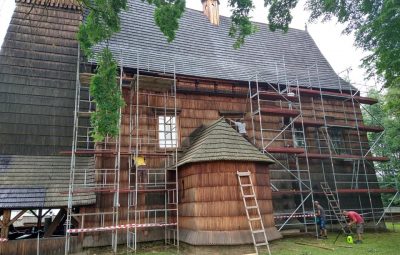 Zdjęcie przedstawia prace impregnacyjne.