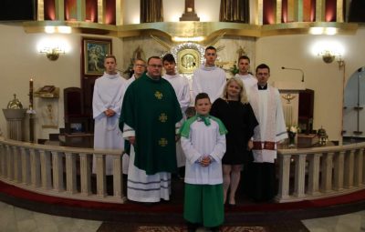 Zdjęcie przedstawia nowego ministranta.