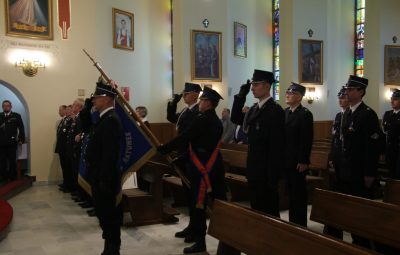 Zdjęcie przedstawia obrzędy 100-lecia OSP w Trzcinicy.