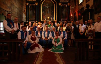 Zdjęcie przedstawia obrzędy 25 lata kapeli Trzcinicoki.