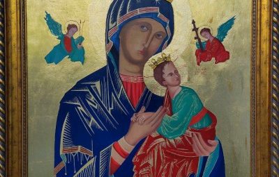 Zdjęcie przedstawia korony dla Matki Bożej.