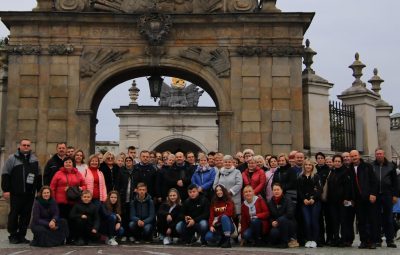 Zdjęcie przedstawia pielgrzymkę na Jasną górę oraz Łagiewniki.