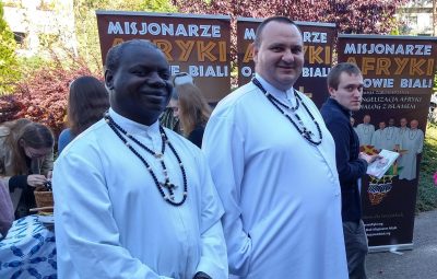 Zdjęcie przedstawia misjonarzy z Afryki.