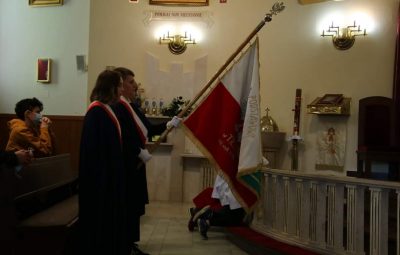 Zdjęcie przedstawia święto patronalne szkoły podstawowej,