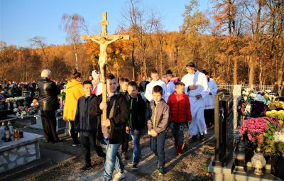 Zdjęcie przedstawia obrzędy wszystkich świętych.