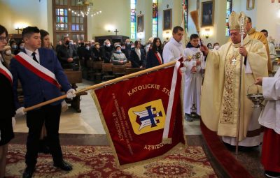 Zdjęcie przedstawia poświęcenie sztandaru KSM.