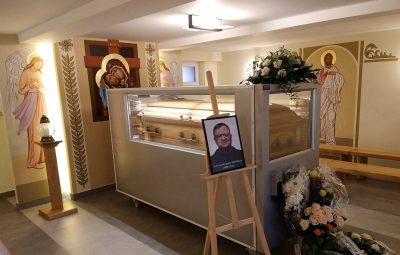 Zdjęcie przedstawia pożegnanie o. Krzysztofa Janasa.