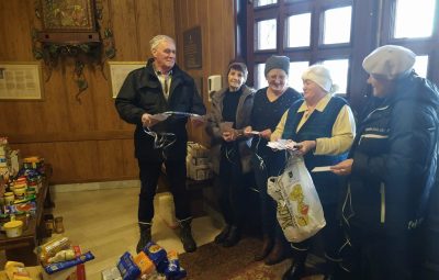 Zdjęcie przedstawia paczki świąteczne Caritas.