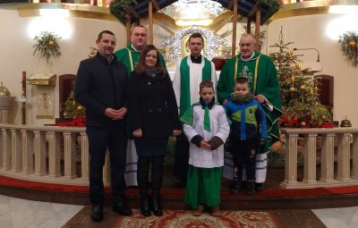 Zdjęcie przedstawia nowych ministrantów.