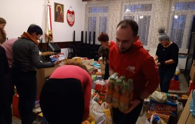 Zdjęcie przedstawia akcje Dary dla Ukrainy.