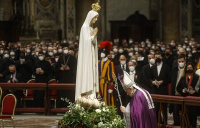 Zdjęcie przedstawia akt zawierzenia.