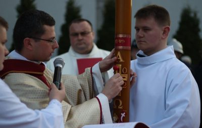 Zdjęcie przedstawia obrzędy wielkiej soboty.