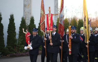 Zdjęcie przedstawia obrzędy Zmartwychwstania Pańskiego.