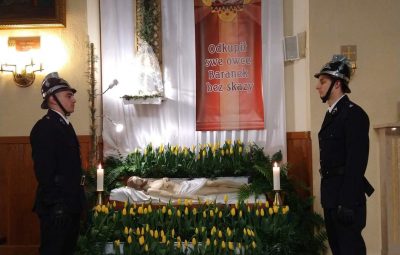 Zdjęcie przedstawia obrzędy wielkiego piątku.