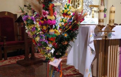 Zdjęcie przedstawia obrzędy niedzieli palmowej.