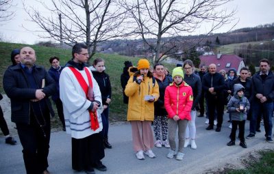 Zdjęcie przedstawia drogę krzyżową.