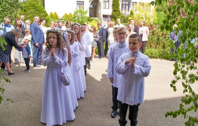 Zdjęcie przedstawia pierwszą komunię świętą.