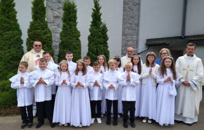 Zdjęcie przedstawia rocznicę pierwszej komunii świętej.