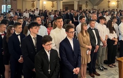 Zdjęcie przedstawia bierzmowanie.