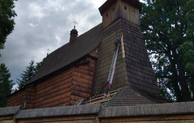 Zdjęcie przedstawia impregnacje kościoła.