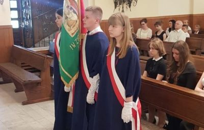 Zdjęcie przedstawia koniec roku szkolnego.