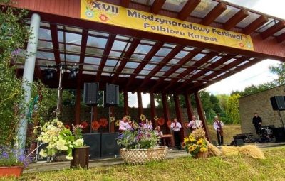 Zdjęcie przedstawia XVII Międzynarodowy Festiwal Folkloru Karpat.
