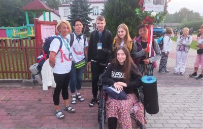 Zdjęcie przedstawia pielgrzymkę.