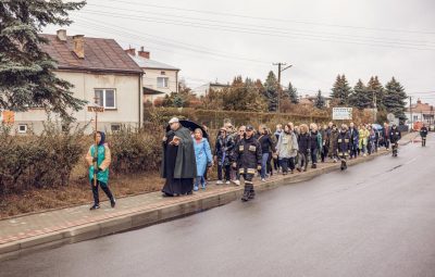 Zdjęcie przedstawia piesza pielgrzymkę.